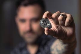 盗窃比特币不构成盗窃罪？_数字货币:一个比特币要挖多久视频