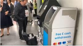比特币ATM机疯狂吐钱，取款人一脸无语，网友：这是中了？_比特币:ATM