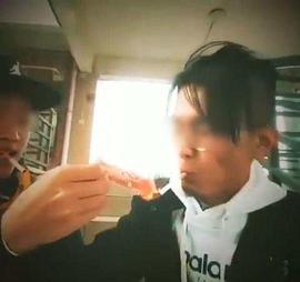 用“人民币”点烟？男主播回应：用的是假币_HER:Ampleforth
