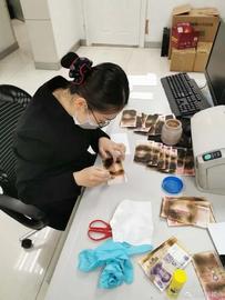 老人疑心钞票有“病”竟微波加热，3000多元现金面目全非_STIC:STI