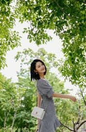 李沁最近两套私服穿搭清新甜美，尽情散发迷人魅力，沁人心脾！_LOGO:OGO