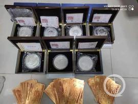 “买了就能发财” 八旬老人27000元买7块超大“银币” 结果……_OIN:MIM