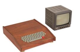 乔布斯亲手组装！Macbook前身“Apple-1”电脑250万拍出_PPL:APPLE