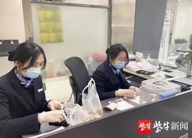卖菜大妈提来3000多枚硬币，多数是一角和五角的，银行员工数了一个半小时_: