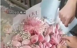 父子购买9999元“人民币”花束后举报花店违法，当地商户回应_888:888币是多少钱